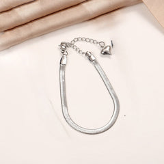 Simple and versatile blade chain bracelet for women with heart pendant bracelet