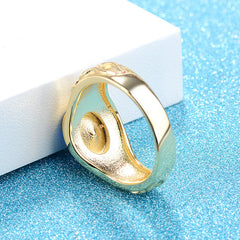 Simple and elegant men's ring plated with platinum, gold, and artificial gemstones