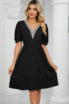 Solid color lace patchwork V-neck short sleeved pocket waist cinching dress