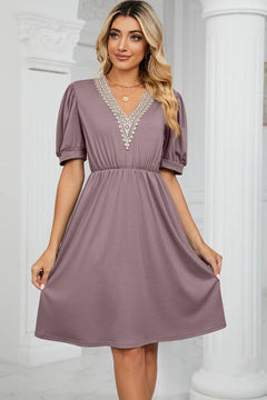 Solid color lace patchwork V-neck short sleeved pocket waist cinching dress