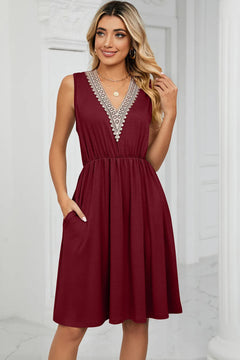 Solid color V-neck lace patchwork sleeveless pocket waist cinching dress