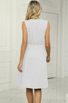 Solid color V-neck lace patchwork sleeveless pocket waist cinching dress