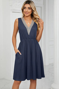 Solid color V-neck lace patchwork sleeveless pocket waist cinching dress